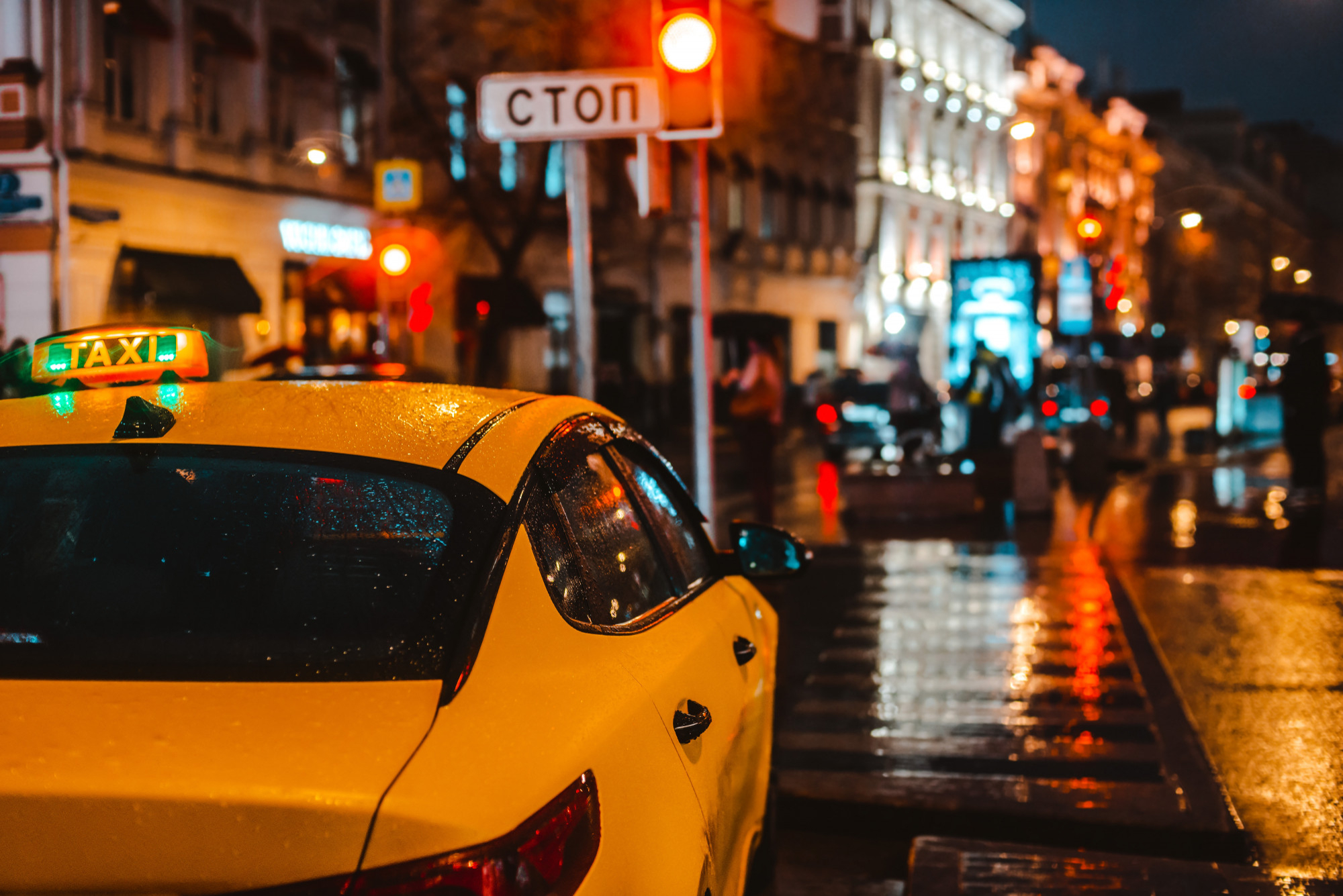 yellow taxi for High Wycombe to Heathrow Taxi at night